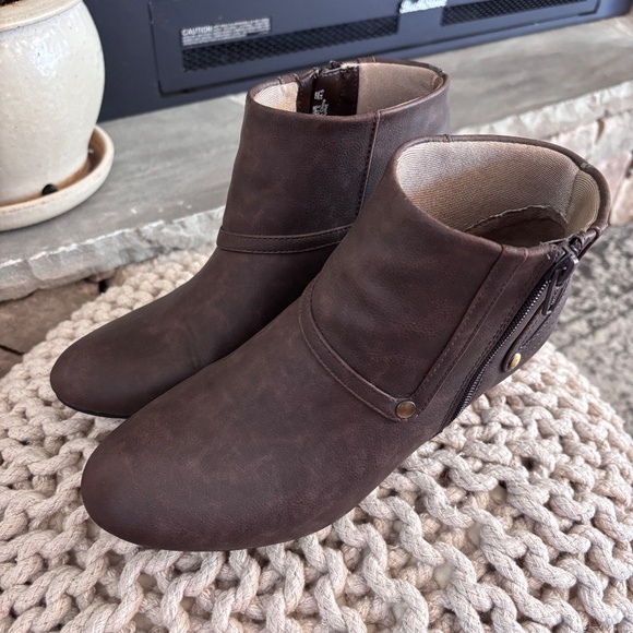 Life Stride Women's SZ 7.5 Brown Ankle Boots Active Arch Side Zip Closure - Picture 3 of 16